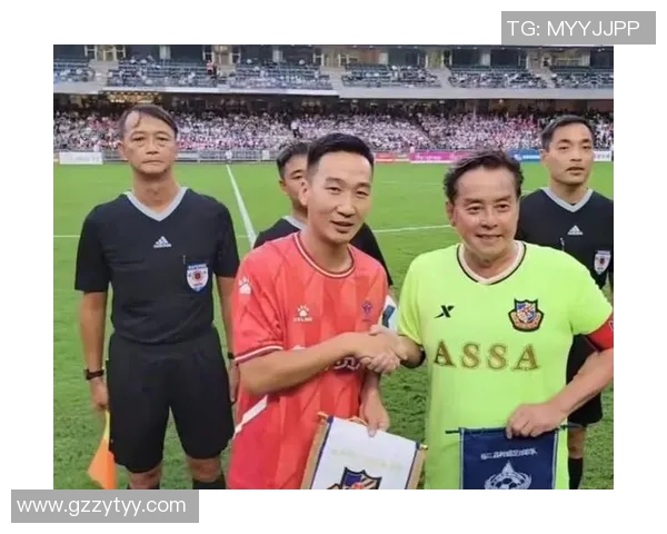 足球明星受伤瞬间再现引发热议球迷模仿场面趣味横生